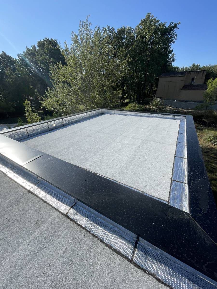 Chantier de pose de membrane d'étanchéité bitumineuse autoprotégée ardoisée
